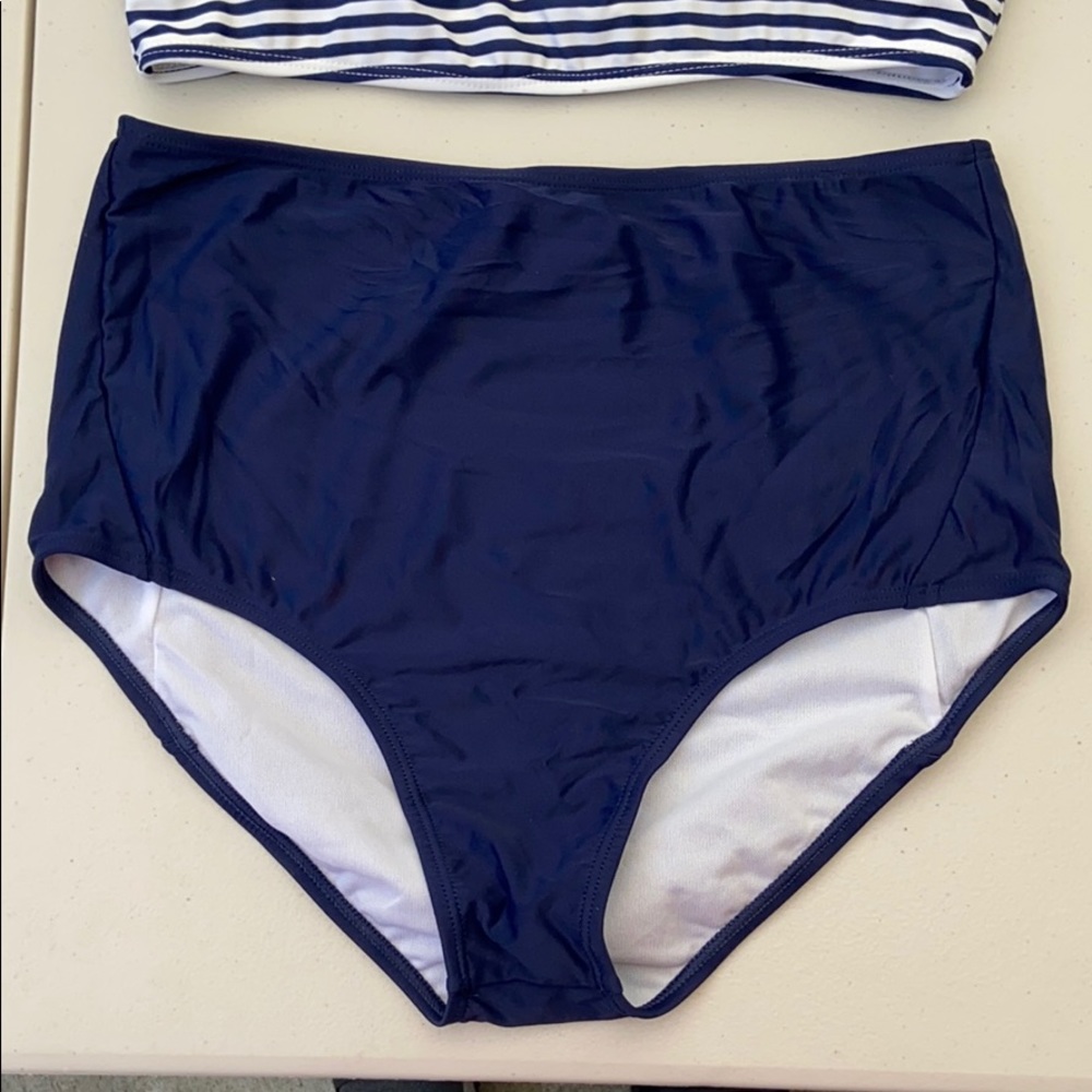 Bikini - Picture 3 of 3